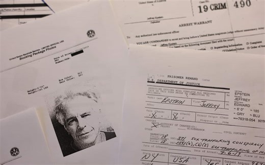 Caso Epstein, la denuncia di due deputati: “Nei file censurati nomi di sei uomini”