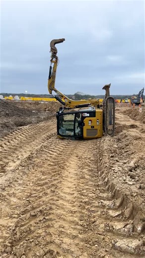 Accidents involving construction machinery still occur far too often on job sites around the world. These incidents can lead to serious injuries, fatalities, project delays, and increased costs. However, there are several effective ways to significantly reduce the number of such accidents: 1️⃣Proper Training and Certification All machine operators should receive thorough training and hold valid certifications for the equipment they operate. Regular refresher courses should be provided to keep sk