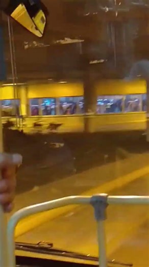 el estación central mucha gente largas colas para tomar la ruta b metropolitano