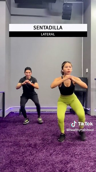 Hit básico para principiantes #004 Cuarta Rutina de Hit para que te pongas en movimiento desde cualquier lugar: #Hit: 3 Series en total (Recomendación) Duración: 15 minutos 4 ejercicios de 45 segundos cada uno 15 segundos de descanso entre ejercicio. Descanso de 60 segundos entre serie. 1 Sentadilla Sumo 2 Sentadillas Laterales 3 Saltos de lado a lado 4 Desplantes laterales alternandos (con balanceo de brazo frente hacia al lado) Una manera de poner a tu cuerpo en movimiento 🙌🏻 y puedas VERTE