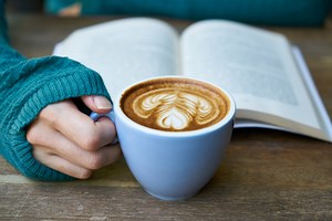 Libros, series y películas para los amantes del café, el té y el chocolate