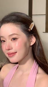 Layout makeup tông hồng tươi với lớp nền bóng mịn, má ửng nhẹ và môi bóng tự nhiên. Hoàn hảo cho video beauty, layout studio và phong cách ngọt ngào. | Mina Studio