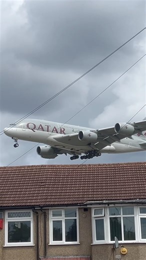 🇶🇦Qatar A380 Low Pass Over Heathrow Street ✈️🏡 #aviation #planespotting #aviation