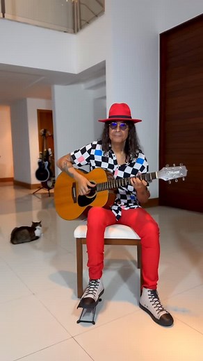 Grandes Canções 🎶 Em “Feelings”, composta em 1974, Morris Albert expressa a dor de um amor impossível, inspirado por sua paixão platônica por uma mulher casada. A repetição constante da palavra “feelings” destaca a intensidade do sofrimento e a dificuldade de se libertar desse sentimento. O contraste entre o desejo de apagar o passado e a certeza de que a pessoa amada não voltará reforça o ciclo de saudade e frustração. A simplicidade da letra, muitas vezes criticada, contribui para que a emoçã