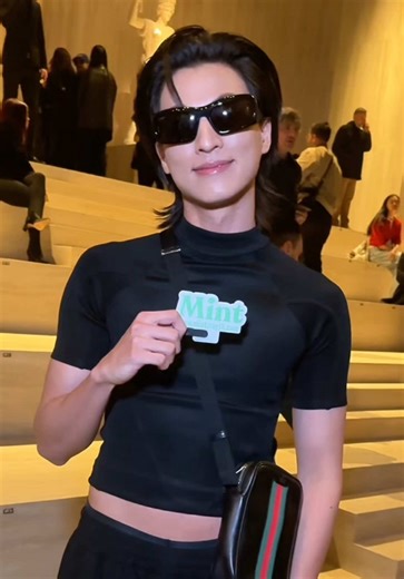 คำตอบคือเริ่ด! #MintReports อยู่กับหนุ่ม ‘กลัฟ คณาวุฒิ’ Gucci Brand Ambassador เสิร์ฟลุคใหม่ ร่วมชมแฟชั่นโชว์ Gucci PRIMAVERA นำเสนอคอลเล็กชั่น Fall-Winter 2026 ที่จัดขึ้นในค่ำคืนนี้ ณ กรุงมิลาน งานนี้หนุ่ม ‘กลัฟ’ จะให้นิยาม 3 คำฟร้อนท์โรว์ลุคนี้ว่าอะไรกันบ้าง ไปฟังกัน 💚 BA GULF WITH GUCCI FW26 #GULFxGucciMFW26​ #GulfKanawut #GucciPrimavera #Gucci