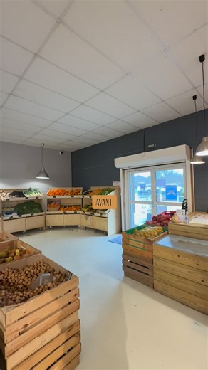 Avant ➡️ Après 💡🍏 On trouvait le magasin un peu sombre… alors on a voulu apporter plus de lumière, surtout au rayon fruits & légumes ✨ Nouveaux éclairages produits mieux mis en valeur, et un rayon encore plus agréable. Mais le rendu est encore plus joli en vrai 👀 On vous attend au magasin pour le découvrir par vous-mêmes ! | Le Verger De Kerbellec