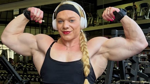 小姐姐展示肌肉状态