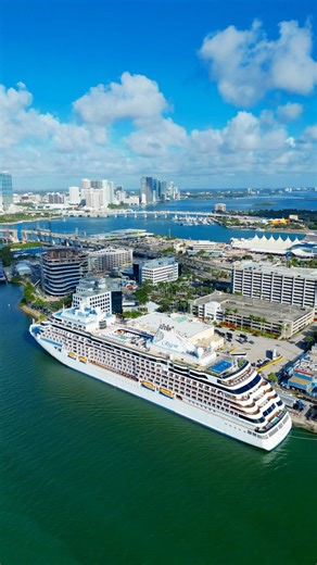 Drone Shots of Miami, Fl Skyline - INSANE Views🌴🔥 #droneshort #dronefootage #miami #brickellmiami