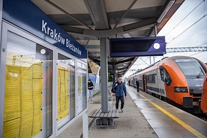 Trudna droga do pociągu. Miejskie autobusy omijają przystanki PKP na południu Krakowa. Mieszkańcy chcą zmian