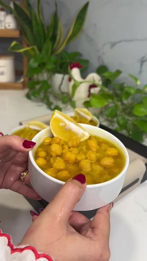 طريقة اللبلبي مال عرباين الطعم العراقي الاصيل كلللش راح تحبو الطريقة (وبلي موفرلكم خصومات المطاعم المفضلة عدكم توصل 50‎%‎ ولتنسون تستخدمون كود الخصم free9 التوصيل مجاني وين ماجنتو لمدة 3 ايام لكل المستخدمين ) حمص انكعة بس بمي ويا شوية صودا واتركة اقل شي 6 ساعات اهم مكون الكسور او عظام البقر حتة لو قطعة وحدة راح تفرق جدا مو بس طعم وفائدة هم بعد ما يستوي الحمص تماما اشيل كل الدهن الي يطلع من العظم واخذ شوية من الحمص والمي واهرسة واضيف ويا البهارات (فلفل اسود ، كمون ، صبغ اللوزينة ) واخر شي اخلي مل