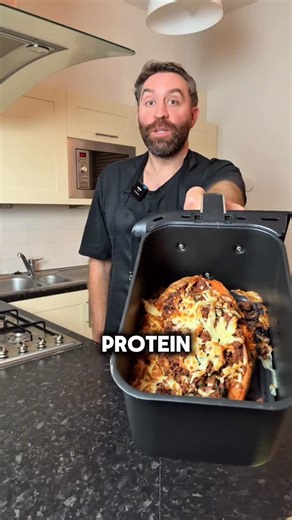 Graeme Tomlinson on Instagram: "Would you give these high protein sweet potato boats a go? Here’s the recipe! 🚤 🍠 - Ingredients (serves 2): 2 large sweet potatoes (700g) 5ml olive oil 400g lean beef mince 1 chopped red onion 3 cloves minced garlic 1 tsp paprika 1 tsp chili powder 1 tsp mixed herbs 50g tomato purée Handful of spinach 50g grated mozzarella - Method: 1. Fork holes in sweet potatoes and air fry or oven bake for 30-45 mins 2. Meanwhile, add olive oil, beef mince and seasoning to a 