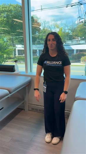 My go-to shoulder mobilizations for frozen shoulder 🙌 When the shoulder feels locked up and stiff, these techniques help restore motion and reduce pain: 💥 Inferior Glide – Opens up the inferior capsule to improve flexion & abduction, creating more space for overhead movement. 🔄 Anterior-to-Posterior Mobilization – Targets the tight posterior capsule to restore internal rotation and smooth joint mechanics. 🪢 Long Axis Distraction – Gently decompresses the joint, easing tension and improving o