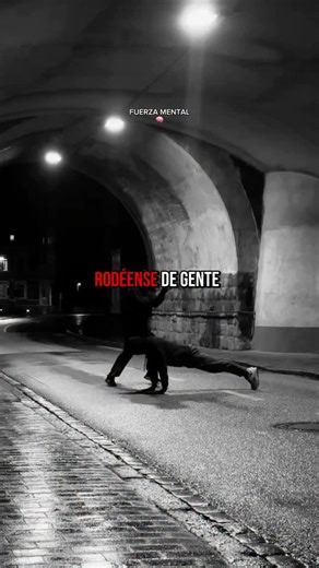 Poder mental on Instagram: "“Rodéense de personas más inteligentes que ustedes. El crecimiento no viene de sentirse superior, viene de aprender, escuchar y elevar el estándar. Quien cuida su entorno, acelera su progreso.” #fuerzamental #crecimiento #mentalidaddeéxito"