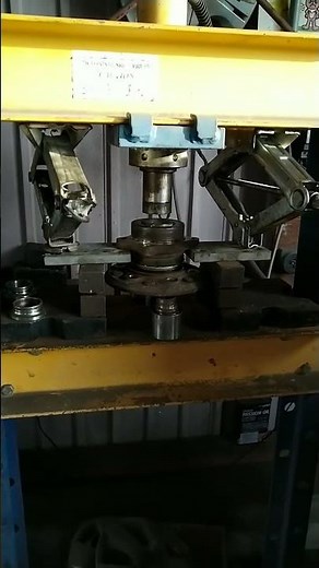 ハイエースフロントハブベアリング交換特殊工具無くてもぬけます