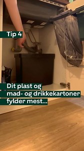 Hvordan får man plads til sortering i køkkenet? 🧐 Se videoen og få 4 idéer til, hvordan du kan sortere plast og mad- og drikkekartoner i dit hjem 🧃⁠ Har du indrettet dit køkken, så det fungerer godt for dig? Del det gerne i kommentarfeltet 👇 #Sorteringstip: Plast og mad- og drikkekartoner - som fx mælkekartoner, youghurtkartoner, kartoner fra tomatsovs osv. - fylder størstedelen af dit samlede affald 🗑️ Brug derfor din største spand eller pose til at samle plast og kartoner - så kan du nøjes
