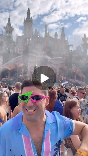 Jorge Cremades • HUMOR viral diario on Instagram: "LOS INFLUENSES EN FESTIVAL BE LIKE Gracias @vuse.es por hacerme vip en el festival y no dejar que esté en el barro pagando copas… ordinarioooo!!"