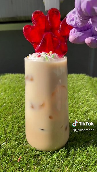 ブレンディスティックで冷たいドリンクを作る｜Blendy® stick drink 【レシピ】 ①「ブレンディ®」スティック クリーミーアイスキャラメルカフェオレ 1.いちごを薄くスライス 2.スライスしたイチゴを1日乾燥させる ※冷凍しても可 3.飴12粒を水小さじ2分の1、600w 1分10秒レンジでチン ※レンジによって異なるので様子を見ながら 4.溶かした3を型に流し、2を入れて冷やす 5.ブレンディドリンクをレシピ通り作る（冷たい牛乳で割る） 6.ホイップなどでデコレーション 7.Enjoy ②「ブレンディ®」スティック クリーミーアイスカフェオレ 1.ブレンディスティックと冷たい牛乳少々をmix 2.ホワイトチョコにホットミルクを少量加え混ぜる 3. 1と2を冷たい牛乳で割る 4.デコレーション 5.Enjoy ③ 「ブレンディ®」スティック クリーミーアイス抹茶オレ 1.ブレンディスティック抹茶味と少量の冷たい牛乳を混ぜる 2. 冷たい牛乳と1を混ぜる 3.デコレーションする 4.Enjoy ④ 「ブレンディ®」スティック クリーミーアイスココア・オレ 1.ブレンディステ