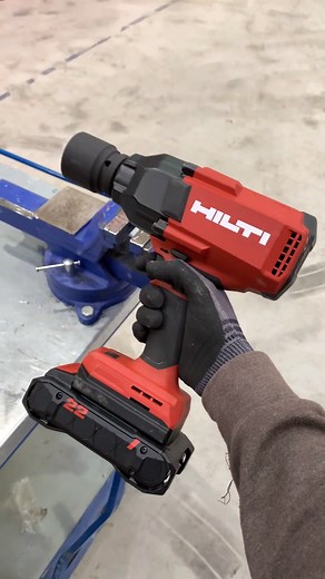 Delivering power when you need it most 🔥 Introducing the new SIW 10-22. Our 3/4” ultimate-class impact wrench which delivers 1650Nm of torque, all with super-low vibration for comfort and control. Shop now 👉 https://hilti.to/1hhou0 #Hilti #HiltiIreland #Nuron #Construction #innovation | Hilti