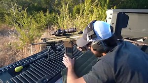 FN,SCAR战斗突击步枪，配备高清瞄准镜，户外靶场射击测试