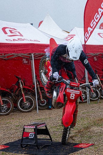 Poser la GASGAS MC 150 directement sur le support de moto et sous la pluie c’est possible ? 😅 | Kenny Thomas #5