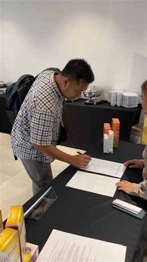 PT Etos Kreatif Indonesia (Ethos) on Instagram: "Berangkat dari komitmen Ethos menghadirkan produk bernilai dan memberi dampak kepada masyarakat, lahir langkah besar menuju masa depan.. Dinoboost, Etafresh, dan Royal Richy resmi diperkenalkan sebagai bagian dari perjalanan Ethos menuju masa depan. Dalam momen launching ini, Bapak Andik Duana Putra, Direktur Operasi & Komersial Ethos, menyampaikan harapan agar ketiga produk ini menjadi barometer pertumbuhan Ethos di tahun 2026. Lebih dari sekadar