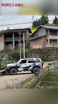 Superb driving skills! A Chinese driver executes the perfect U-turn on a very narrow road.