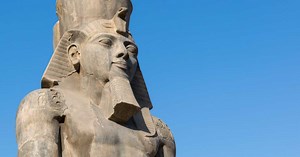 Découverte du morceau manquant de la statue colossale de Ramsès II en Égypte