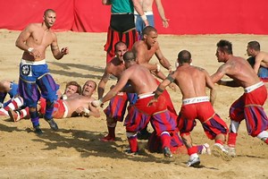 Calcio Fiorentino, what is it, images and history of the ancestor of football