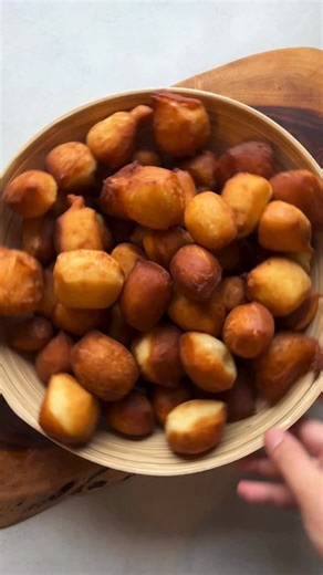 Merle Diercks on Instagram: "Mutzen wie vom Weihnachtsmarkt Anzeige Zutaten: 500 g Mehl 60 g Zucker 60 g Butter (weich oder geschmolzen) 250 ml lauwarme Milch 1 Päckchen Trockenhefe oder 21 g frische Hefe 2 Eier 1 Prise Salz 1 Päckchen Vanillezucker ½ TL Zitronenabrieb (optional) Öl oder Butterschmalz zum Frittieren Puderzucker zum Bestäuben Zubereitung: Milch mit 60 g Zucker leicht erwärmen, dann die Hefe einrühren und kurz stehen lassen. Mehl, Salz, Vanillezucker und optional Zitronenabrieb mi