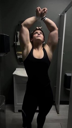 Beautiful teen girl bicep posing 😍