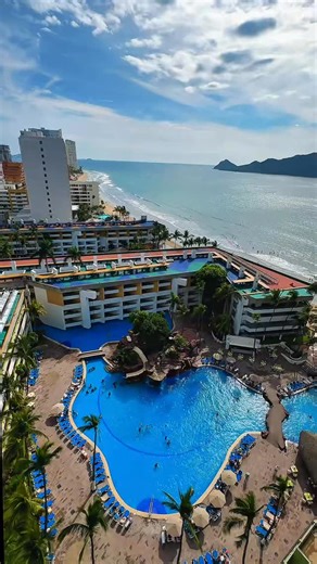 Olvídate del frío, métete a la alberca, ríe con tu familia y disfruta momentos que se quedan para siempre 💦☀️ En El Cid El Moro Beach Hotel Mazatlán, el clima no detiene la diversión: el agua está calientita, las risas no faltan y cada día se vive al máximo, sin excusas. Así se disfrutan las vacaciones en familia, sin importar la temporada 💙 📍 El Cid El Moro Beach Hotel – Mazatlán - Forget about the cold, jump into the pool, laugh with your family, and enjoy moments that last forever 💦☀️ At 