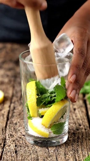 Fresh Mint Lemon Mojito at Home