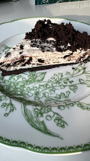 Freya Jukes on Instagram: "🥛 𝙊𝙧𝙚𝙤 𝘾𝙝𝙚𝙚𝙨𝙚𝙘𝙖𝙠𝙚 🥛 if you love Oreos you have to try this ✨ FOR THE CRUST: 24 Oreos 4 tablespoons (60 grams) butter , melted FOR THE NO-BAKE CHEESECAKE: 16 ounces brick-style cream cheese , softened to room temperature 1 cup (120 grams) powdered sugar 1 teaspoon vanilla extract 2 cups (480 ml) cold heavy whipping cream 15 Oreos , chopped TOPPING (OPTIONAL) 6 Oreos , chopped INSTRUCTIONS TO MAKE THE CRUST: Add the Oreos to a food processor and process u