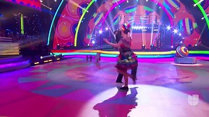 Esta muñequita cobró vida en nuestra pista de baile y #SaraCorrales dejó a todos impactados. 😍👧👏 #MQBaila | UniNovelas