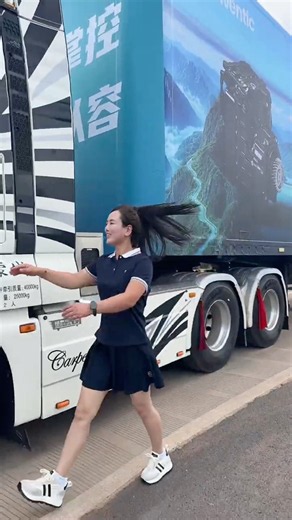 Beautiful truck female driver - Nữ tài xế xinh đẹp tài năng và chuyến đi chiều chủ nhật #truckdriver