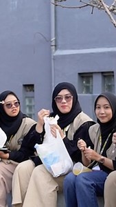 135K views · 35K reactions | Kaka kaka rombongan dari uin iniii #socialexperiment #bagibagibaju #bagibaju #tebaktebakan #tebakkota #tebaknamaartis #spillmantan | Yoenik Apparel | Facebook