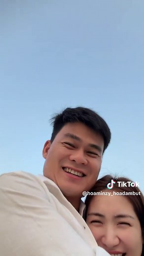 @Thăng Cương Vlog đầu tiên của gia đình Hoà Cương ạ, đi đón bình minh lúc 5h sáng 🤭💕🩵🩷 Đợi mãi đồng chí ấy mới được nghỉ phép 😭 Mọi người nhớ tụi e lắm roài phải hem kkk Bù đắp cho cả nhà hơn 1 tháng chưa đăng gì kkkk Cảnh báo clip có phát cơm trộn đường, có kẹo ngọt sâu răng và chỉ phù hợp với những ai thích nhìn thấy người khác hạnh phúc ạ 😝 Họ nhà gái đến chưa? Nhớ bảo vệ chúng iemmm nhoa kaka Từ giờ quyết định mỗi đợt nghỉ phép sẽ có 1 lần xả ảnh ạ haha P/s : Gia đình chúng con/em kính