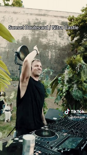 Nitra Castle na Sunset Boulevard: Energia a Atmosféra