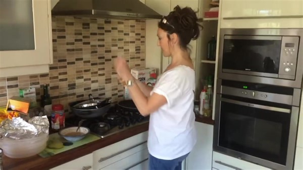 Sharon’s healthy banana pancakes, an oldie but definitely a Goldie 🤣🤣 Had this (Sharon’s only ever attempt at a cooking video) demonstration gone to plan it would probably never have been seen again but as it didn’t go to plan it’s definitely worth a look on this day of all days. 🤣🤣 enjoy | BodySlims