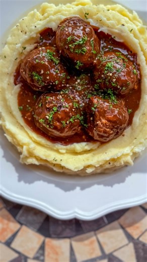 • Kizzy Rizvić • 🇧🇦🧿🪬 on Instagram: "✨MEATBALLS & BROWN GRAVY WITH MASHED POTATOES✨ Juicy meatballs swimming in rich brown gravy, piled high on creamy mashed potatoes..🥹 Pure comfort on a plate..💯 The kind that makes you close your eyes after the first bite..🫣 Let’s make my ultimate cosy dinner..👇🏻 MEATBALLS WITH BROWN GRAVY @kizzy_rizzy_ MEATBALLS • 500g beef mince • 1 small onion, finely grated • 2 cloves garlic, minced • ½ cup breadcrumbs • 1 egg • ¼ cup milk • 1 tsp salt • ½ tsp bla
