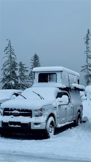 Some truck campers are built for nice weather. Ours is built for the weather you get year round. This is what fully hard sided, insulated design looks like when the winter storm finally refills the slopes and you need to call in sick. No canvas to soak through, no sagging walls, no cold drafts and absolutely no moisture trapped where mold loves to live. Inside is quiet, warm, and dry. The best seat in the ski lot for lunch. A home base to strip wet layers, dry your gear, let your dog sta cozy, a