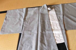 How to Fold a Kimono in 10 Easy Steps – YouGoJapan