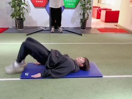 体育生不能错过的大腿后肌训练动作，如果你跑步时腿部下压无力，变相减速时较难控制自身稳定，那么这几个动作你快练起来，练完一定要记得放松。#体考 #体育生 #体能训练 #专项训练 #运动表现