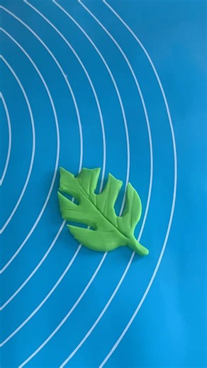 Fondant palm leaf🍃without cutter #ytshorts #fondantart #fondanttopper #sugarpaste #fondanttutorial