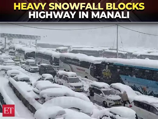 Heavy snowfall blocks highway in Manali, tourists stranded on national highway