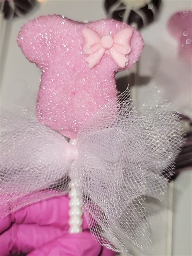 🍓Strawberry flavor cake pops wearing their adorable little tutus. Soft, moist strawberry cake coated in decadent white chocolate and pink finished with pink sanding sugar. The perfect touch of cute & luxury. Perfect for birthdays, baby showers, ballet parties, princess celebrations, or anyone who loves a beautiful sweet treat by Sweet Lorraine's. 💕 ✨ Custom colors and flavors available. #sweetlorraines #StrawberryCakePo ps #CakePops #Ballet #babyshower