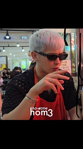 吳人劉守｜No one at home on Instagram: "漏網鏡頭！看完心裡暖暖的 #漏網鏡頭 #幕後花絮 #正片看不到 #親情 #溫暖 #心靈"