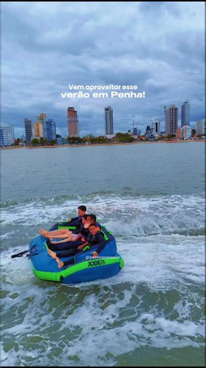 Diversão simples, que funcionam pra todo mundo. Os passeios de boia são ideais pra quem quer curtir o mar com leveza, segurança e muitas risadas. A atividade acontece em águas tranquilas, com acompanhamento e orientação, perfeita para famílias, amigos e para quem só quer aproveitar o verão. É aquele momento de sol, mar e descontração, onde o foco é se divertir, relaxar e viver Penha do jeito mais gostoso possível. 👉 Aproveite esse passeio incrível, agende agora mesmo conosco pelo link da bio! .