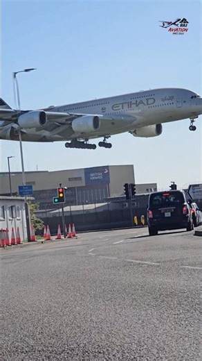 A Royal Descend looks like this!😳 Etihad Airbus A380 🇦🇪✈️👑. #etihadairways #airbusa380 #shorts