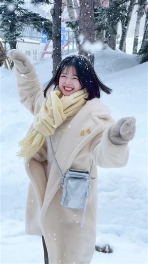 北海道の女子高生と美しい雪景色